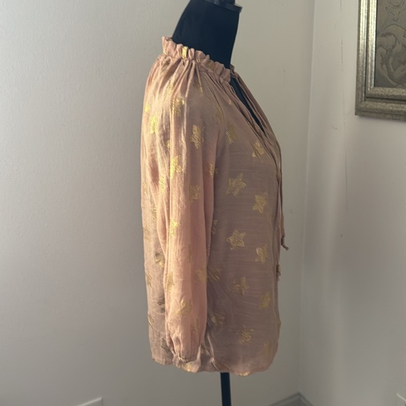 Alex & Parker blush tan gold stars split ruffle collar ties 3/4 sleeves top Sz M - Picture 4 of 8